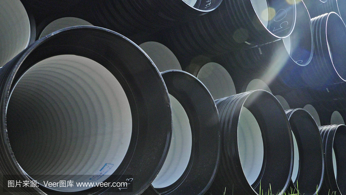 成品塑料管倉庫,工業戶外儲存場地。生產塑料水管的工廠。